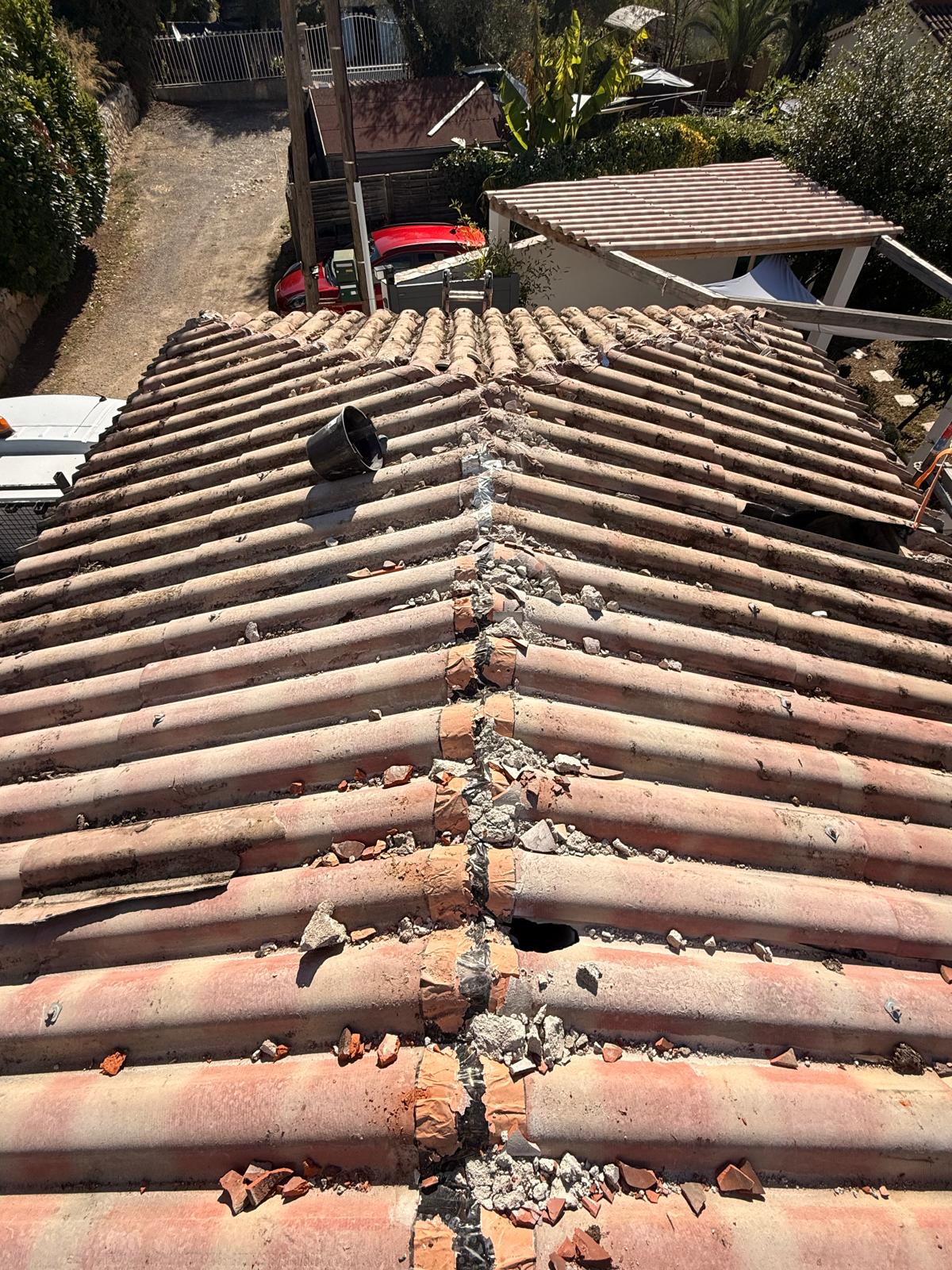 Détail d'un faîtage démoli avant réfection