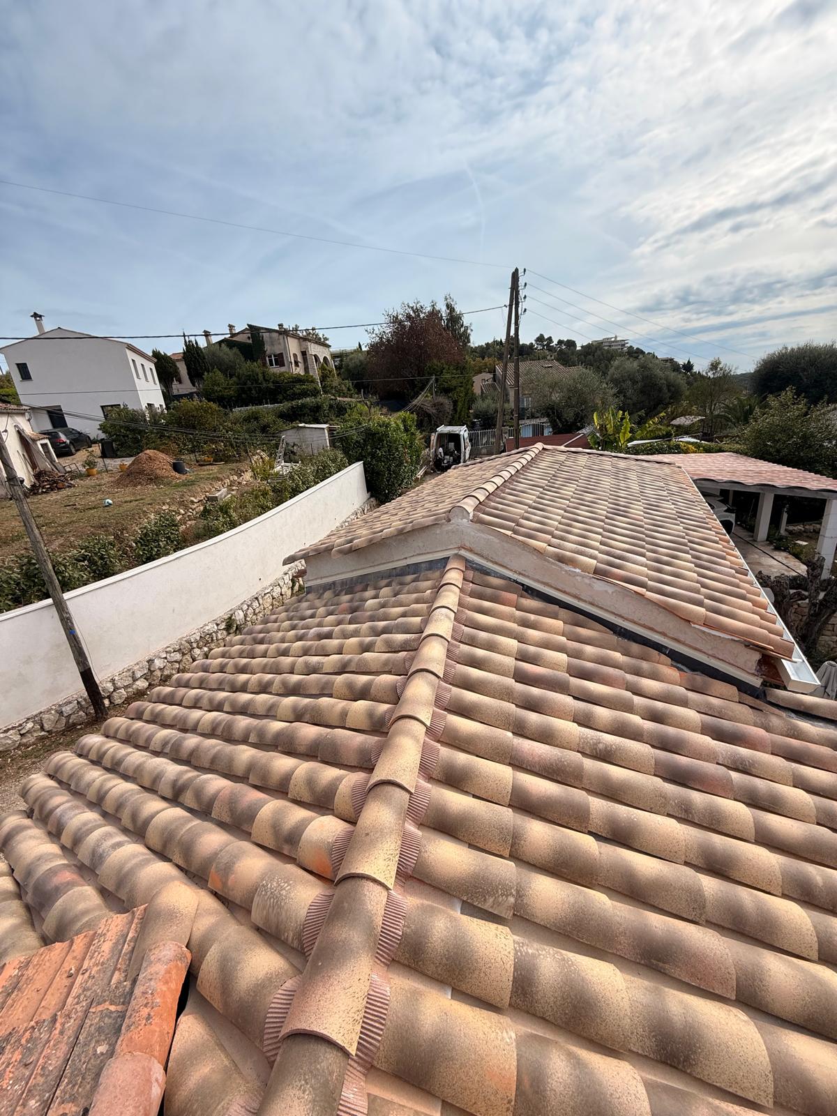 Toiture provençale rénovée avec faîtage neuf