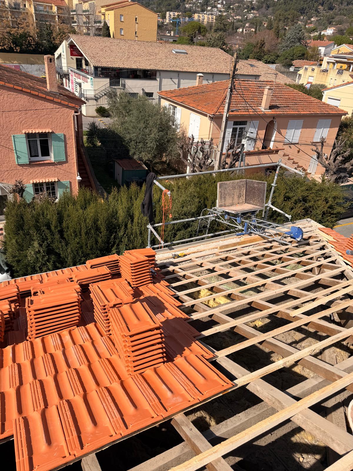 Dépose totale et repose de tuiles neuves à Fréjus